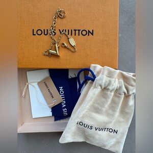 Like-new with tags Louis Vuitton Essential V Chain Bracelet 6-8”